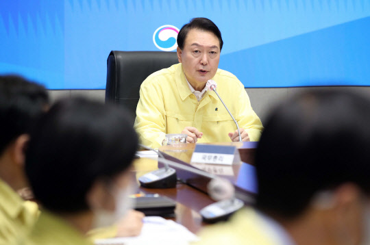 윤석열 대통령이 9일 오전 서울 정부서울청사 중앙재난안전상황실 서울상황센터에서 열린 집중호우 대처 긴급 점검회의를 주재하고 있다.   연합뉴스